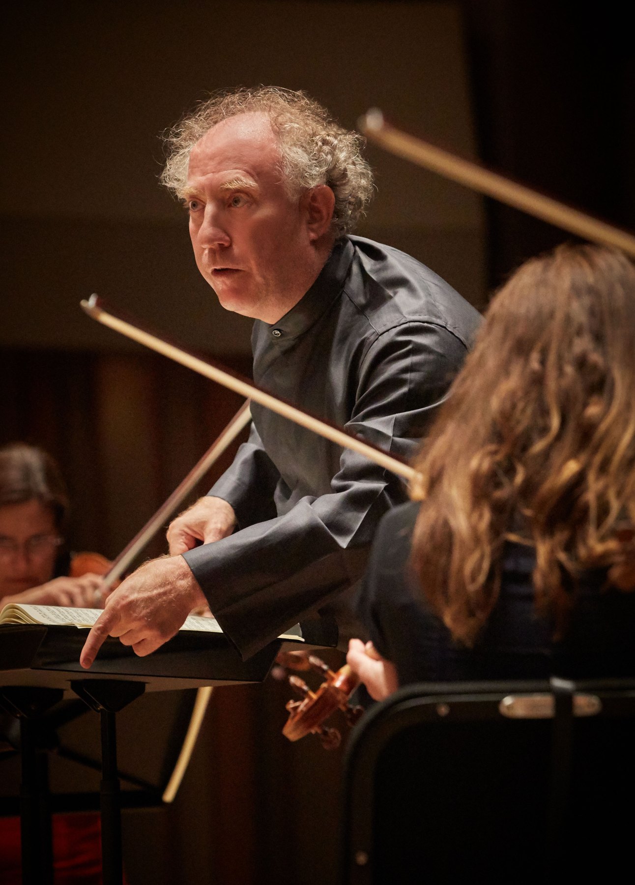Jeffrey Kahane conducting from the score in rehearsal
